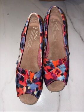 TOMS Women's Floral Peep-Toe Heels in Orange, Blue & Purple